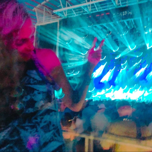 Meet your Posher ๐ธ - Picture 3 of 8